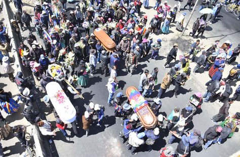 Desde Senkata, en El Alto, parte la marcha con destino a La Paz en la que se llevan los cuerpos de los fallecidos el martes. Foto: APG