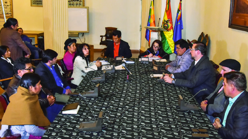 Humo blanco: el Gobierno y el MAS logran acuerdo para nuevos comicios