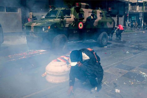 Gasificación en La Paz a ciudadanos de El Alto en movilización que traslado féretros de muertos en Senkata hasta la Sede de Gobierno. Fue el jueves.