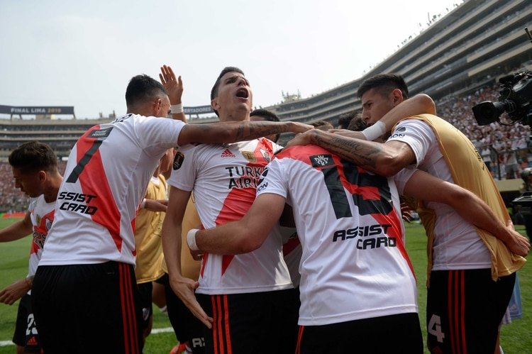 El abrazo de todo River tras la apertura en el marcador (Foto: AFP)