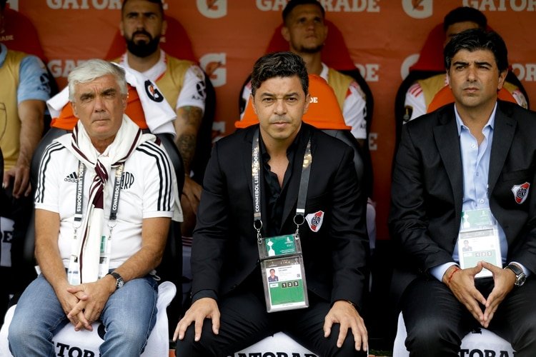 Gallardo sentado en el banco junto a Biscay, con quien conquistó dos Libertadores