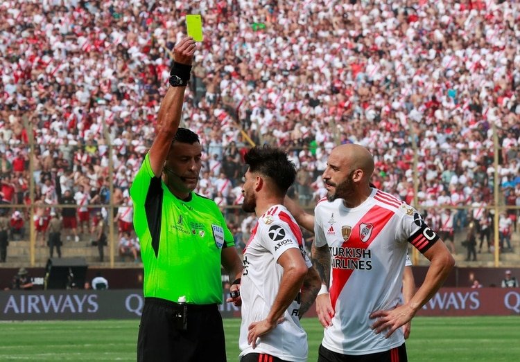 El Millonario realizó varias faltas para cortar los avances del rival por lo que Casco y Suárez vieron la tarjeta amarilla
