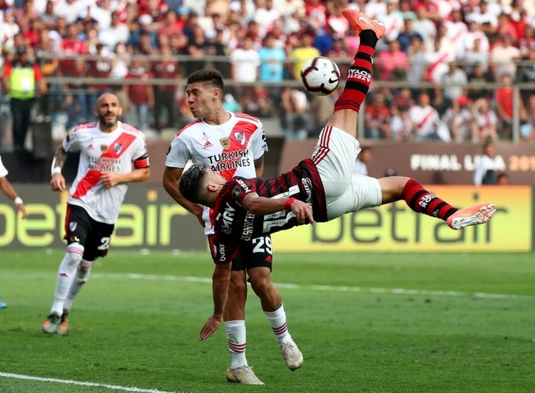 Con un River replegado, Flamengo buscó por todos lados el gol del empate