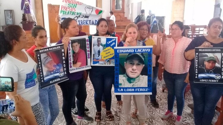 Las madres de presos políticos en huelga de hambre en el interior de la Iglesia San Miguel Arcángel en Masaya,