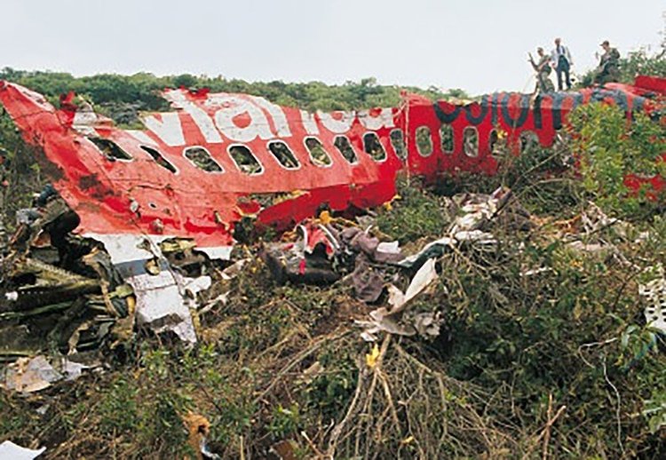Las 107 personas que estaban en el avión de Avianca, entre pasajeros y tripulación, murieron junto a tres más que estaban en tierra cuando cayeron las partes de la aeronave.