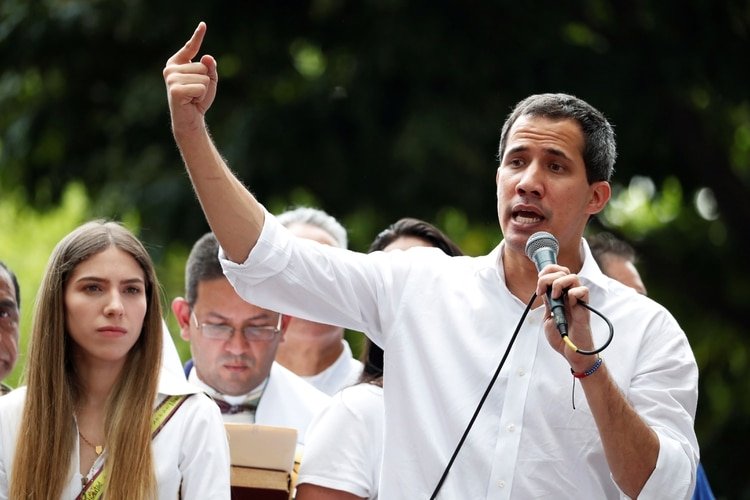 Juan Guaidó aseguró que Nicolás Maduro y Lula da Silva fueron partícipes de los saqueos a los pueblos de Venezuela y Brasil (REUTERS/Carlos Garcia Rawlins)