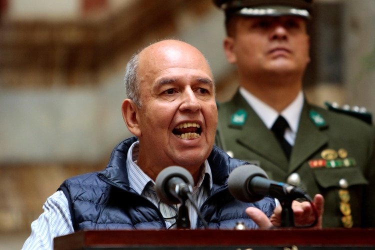 El nuevo Ministro del Interior de Bolivia, Arturo Murillo, se dirige a los medios de comunicación en La Paz, Bolivia, el 18 de noviembre de 2019. (REUTERS)