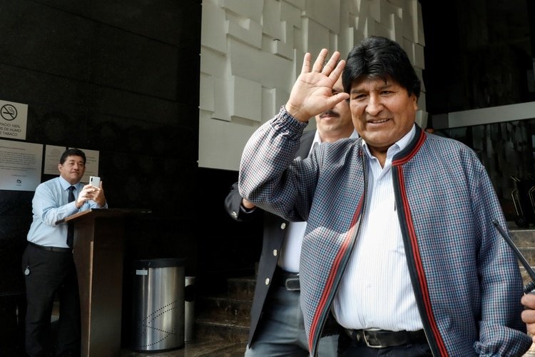 El ex presidente boliviano Evo Morales saluda al salir de una conferencia de prensa en la Ciudad de México, México, el 20 de noviembre de 2019. (REUTERS)