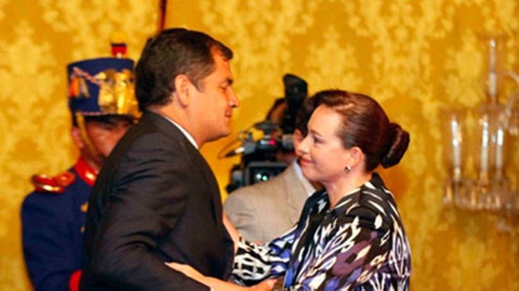 Rafael Correa junto a María Fernanda Espinosa (Ministerio de Defensa Nacional)