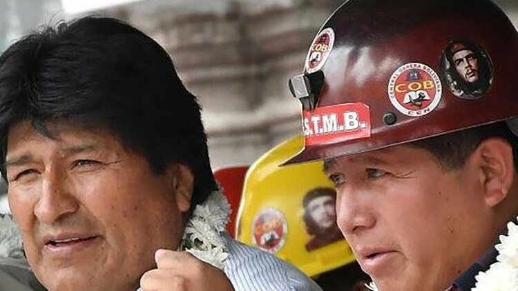Evo Morales junto a Juan Carlos Huarachi, titular de la Central Obrera Boliviana, que lo acompañó durante la mayor parte del gobierno pero terminó pidiendo su renuncia (EFE)