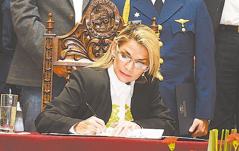 Acuerdo. La presidenta Jeanine Áñez promulga la ley que convoca a nuevas elecciones generales.