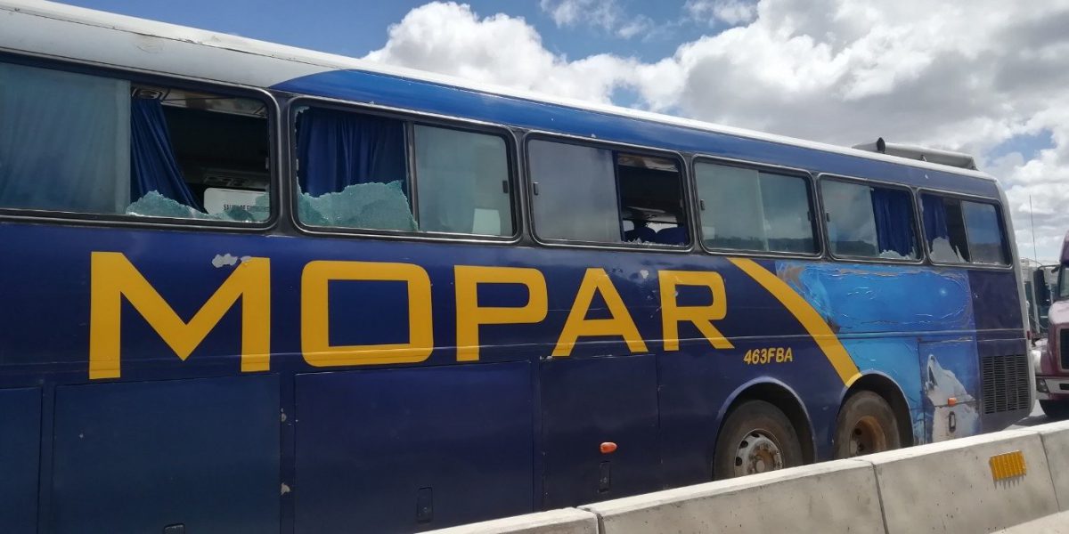 Apedrean buses en la carretera Oruro Cochabamba eju.tv