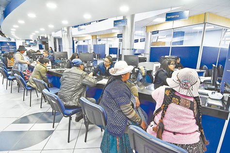 La Paz. Contribuyentes hacen diversos trámites en las oficinas de atención al cliente de Impuestos Nacionales.