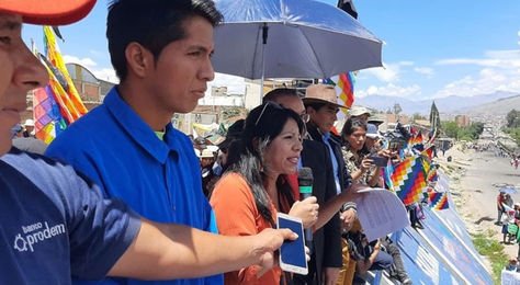 La defensora del Pueblo Nadia Cruz con la palabra en el cabildo cocalero. A su lado derecho, el dirigente Andrónico Rodríguez.