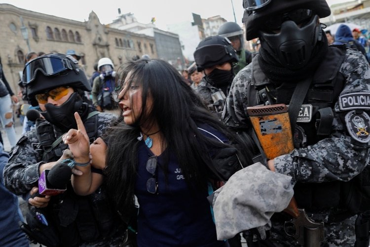 Una persona es detenida durante marcha en La Paz. (REUTERS/Marco Bello)