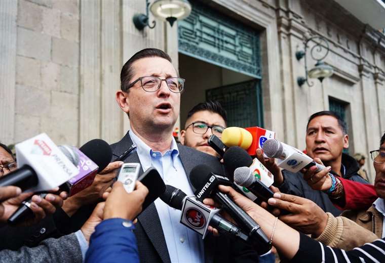 El senador en contacto con periodistas en plaza Murillo I Foto: UD.