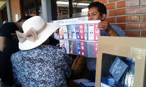 Un jurado electoral muestra la boleta de las elecciones generales de este domingo 20 de octubre.