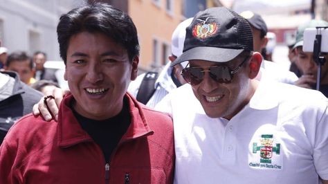 Pumari y Camacho salen de la conferencia de prensa que ofrecieron en Potosí sobre su candidatura.