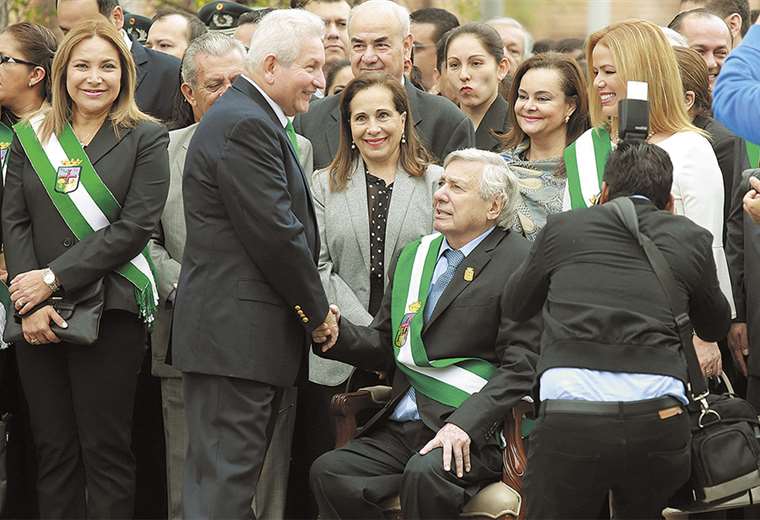 El periodo del gobernador y del alcalde se extiende por unos meses