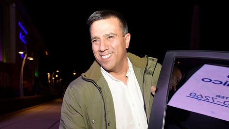 El técnico de la selección boliviana de fútbol, el venezolano César Farías, en el aeropuerto internacional de El Alto.