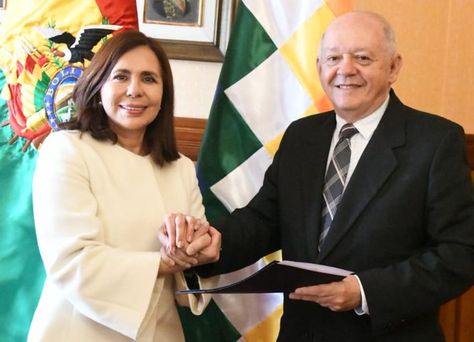 La canciller Karen Longarioc junto al nuevo embajador extraordinario con Representación Plenipotenciario ante el Gobierno de Estados Unidos de América, Walter Oscar Serrate Cuellar. Foto: @MRE_Bolivia