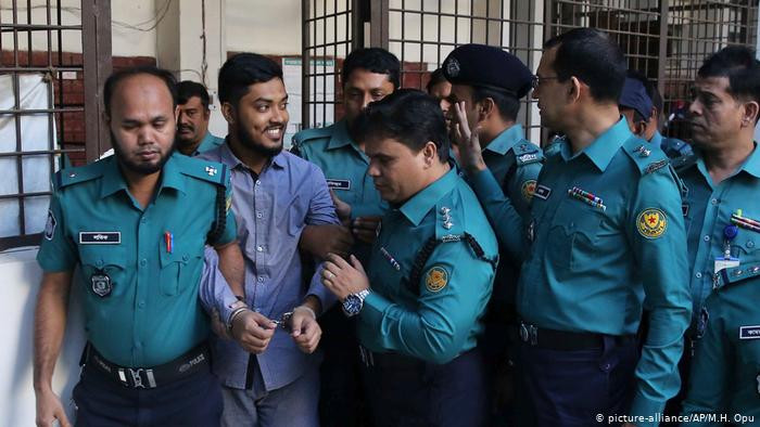 La policía escolta a uno de los terroristas sentenciados a muerte por el ataque, Dacca, Bangladés (27.11.2019)