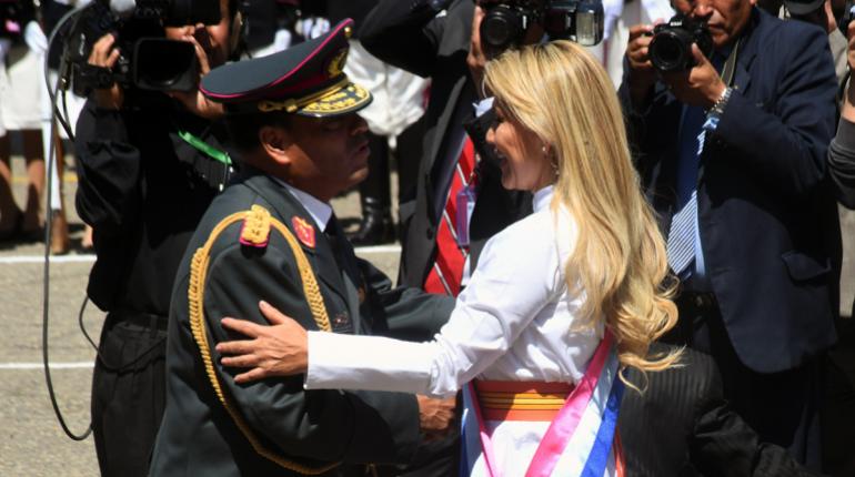 La mandataria constitucional durante el reconocimiento de las FFAA. | ABI
