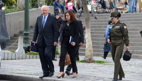 La canciller Karen Longaric (c) y el embajador en Misión Especial de Bolivia ante EEUU, Wálter Serrate, en la plaza Murillo rumbo a Palacio Quemado.