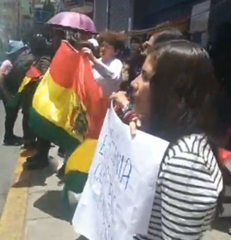 Personas realizan protestas en puertas de la Defensoría del Pueblo.