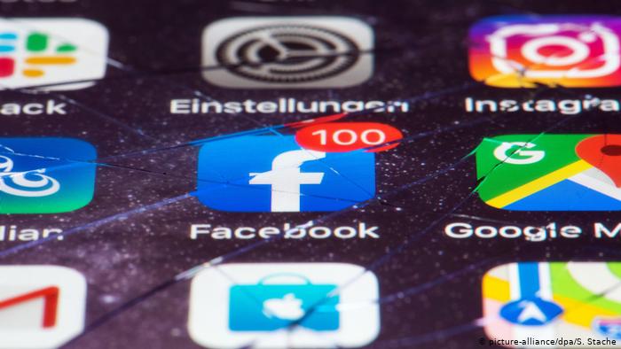 Symbolbild Apps Facebook und Google Anwendungen (picture-alliance/dpa/S. Stache)