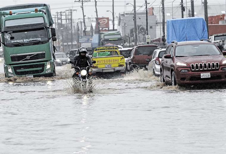 El sexto anillo del Parque Industrial, una vez más se llenó de agua, pues no tiene un canal de drenaje. Foto: HERNÁN VIRGO