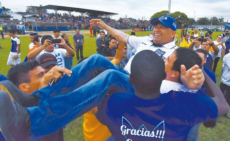 Recuerdo. Romero es “manteado” en la celebración del título de Sport Boys  en diciembre de 2015.