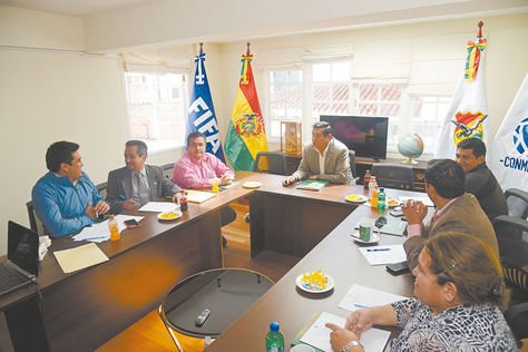 Ejecutivo. Con Salinas (centro), los principales miembros del directorio de la Federación.