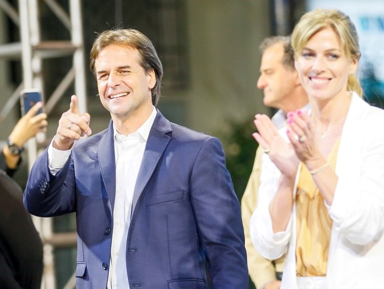 Luis Lacalle Pou y su esposa, Lorena Ponce de León, en un acto durante la campaña presidencial