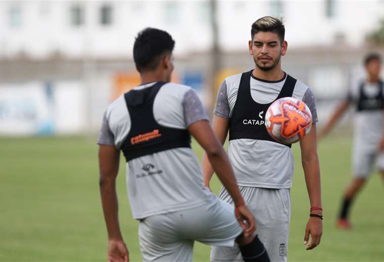 Carrasco le da seguridad a Blooming. Foto: Jorge Uechi