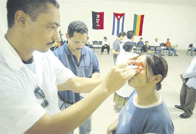 Esta imagen data de 2007, en el primer año de trabajo de médicos cubanos en Santa Cruz de la Sierra. Foto Rolando Villegas 
