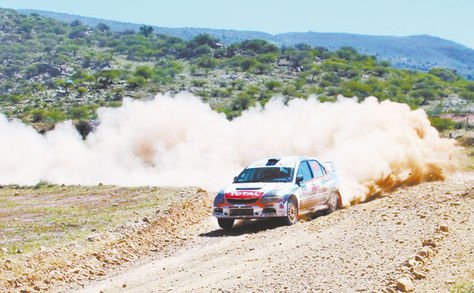 Campeón. El paceño Pablo Avilés, ganador del RC2-NN, maneja su coche en una prueba nacional.