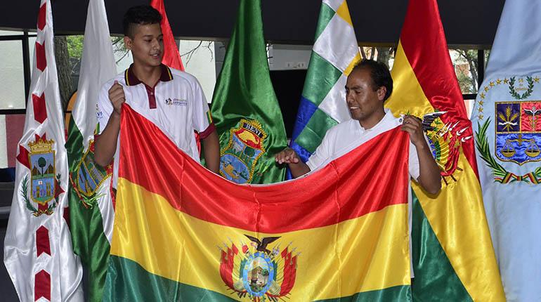 Pablo Choque recibe la bandera de Bolivia, ayer. | Hernán Andia