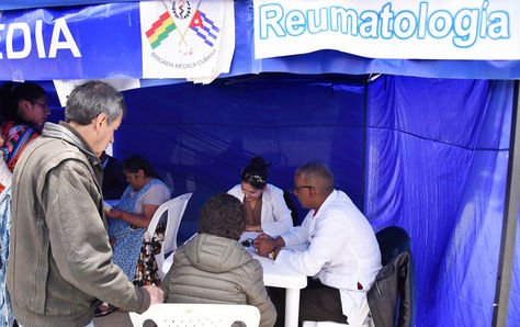 Médicos cubanos durante una feria gratuita de salud en la plaza Villarroel, en La Paz. Foto: Archivo de La Razón