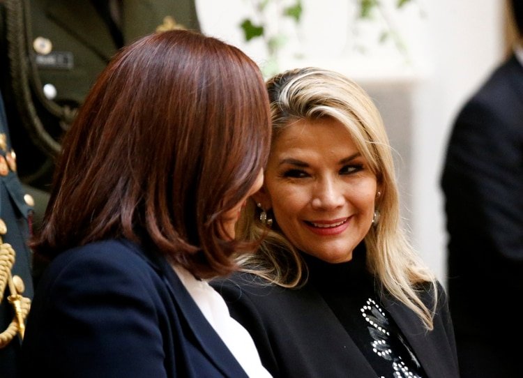 Karen Longaric junto a Jeanine Áñez (REUTERS/David Mercado)