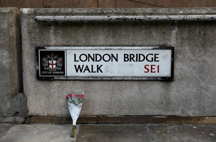 Se colocan flores para las víctimas en el lugar de un apuñalamiento en el Puente de Londres, en el que murieron dos personas, en Londres, Reino Unido, el 30 de noviembre de 2019. REUTERS/Simon Dawson