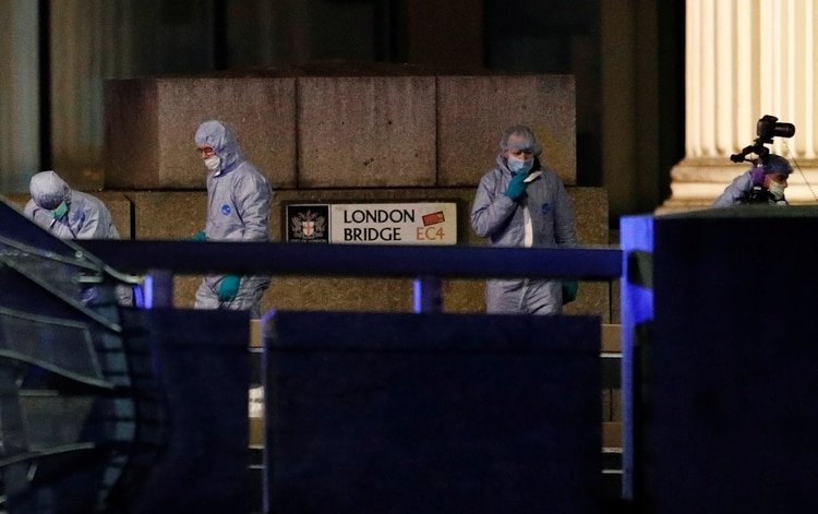 Forenses en la escena del ataque (REUTERS/Peter Nicholls)