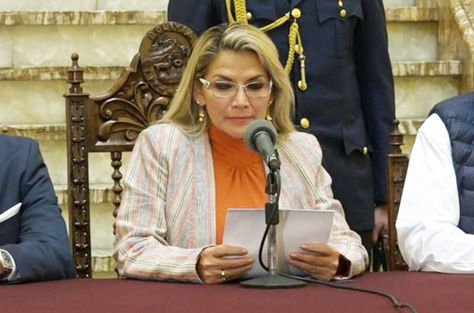 Áñez, en Palacio de Gobierno, comunica la abrogación del decreto. A su lado los ministros Murillo y López.