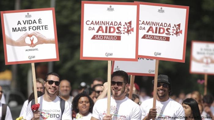 Manifestantes en Brasil: Caminata contra el SIDA.