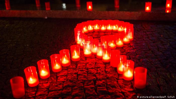 Deutschland Berlin 2013 | Symbol Kampf gegen Aids (picture-alliance/dpa/F. Schuh)