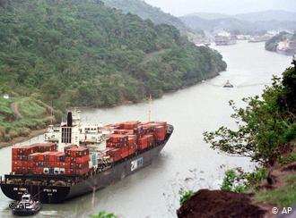 Ein Container-Schiff passiert den Panama Kanal (AP)