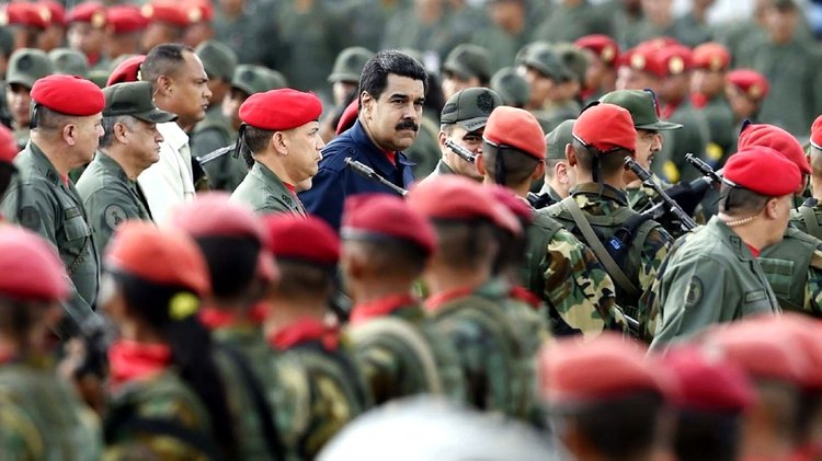Maduro, rodeado de militares (archivo)