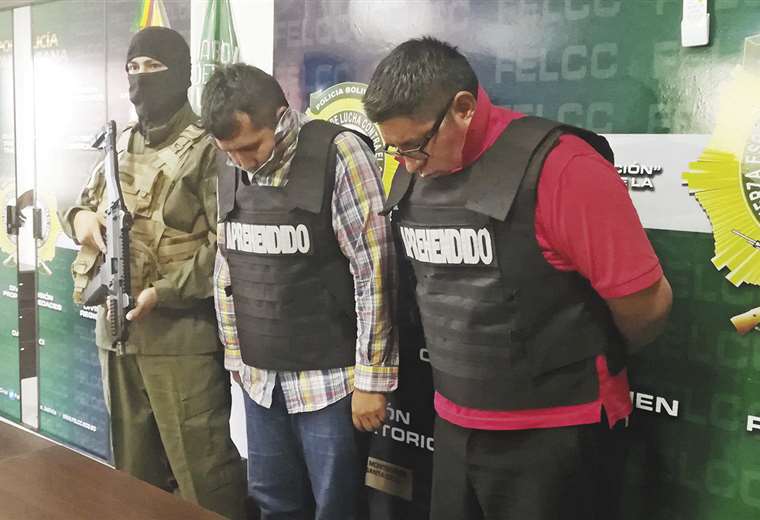 Los detenidos del Servicio Intergal de Salud que según la Policía operaban sacando dinero a incautos. Foto: Jorge Gutiérrez
