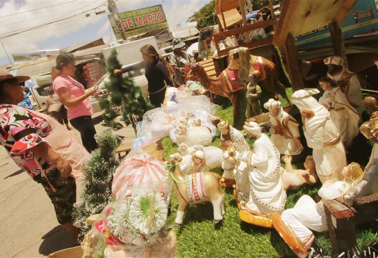 Ayer los comerciantes empezaron a exponer las novedades en nacimientos, adornos navideños y juguetes. Foto: ROLANDO VILLEGAS