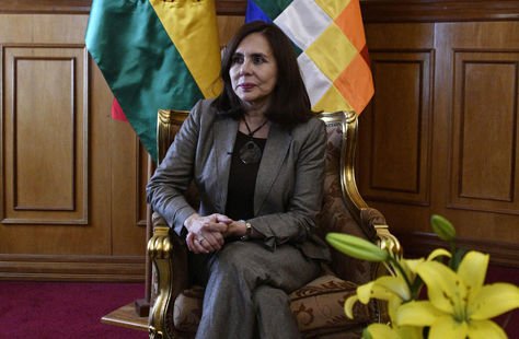 La ministra de Relaciones Exteriores de Bolivia, Karen Longaric, habla durante una entrevista. Foto: AFP
